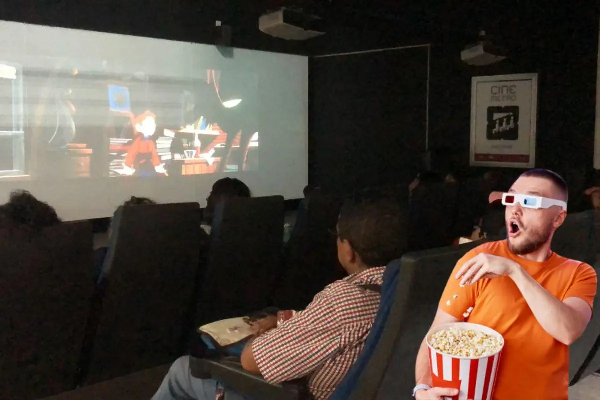 Persona comiendo palomitas frente al cine del Metro de CDMX. Foto: STC | Canva