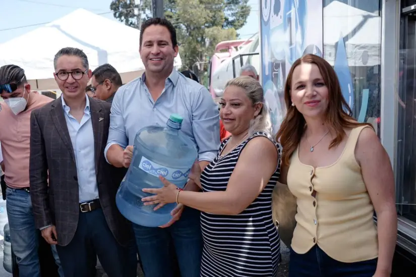 Alcalde de Saltillo y secretaria de Vinculación Ciudadana supervisando benéficos del programa Agua para la Comunidad / Foto: Gobierno de Coahuila