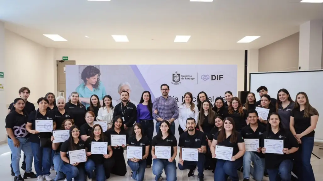 David de la Peña reconoce a terapeutas del DIF de Santiago