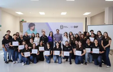 David de la Peña reconoce a terapeutas del DIF de Santiago