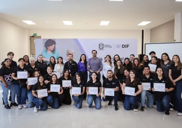 David de la Peña reconoce a terapeutas del DIF de Santiago