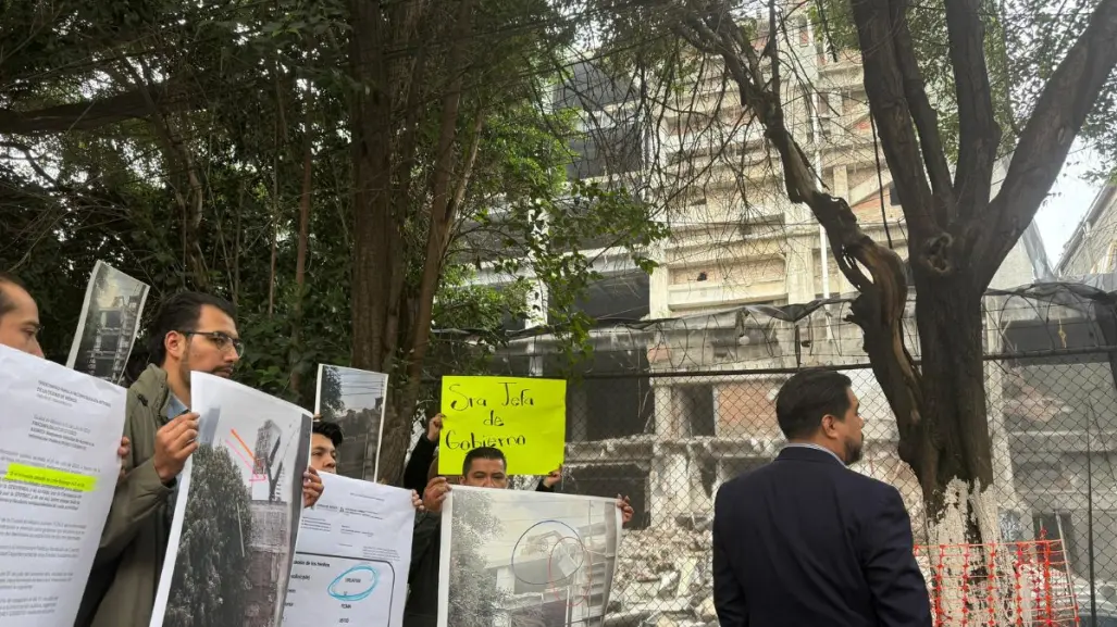 Vecinos de la Roma en CDMX exigen freno urgente a demolición riesgosa en calle Durango