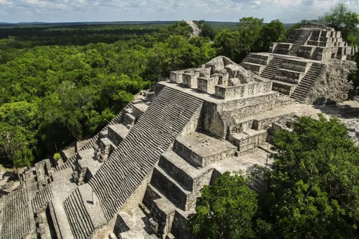 Esta zona arqueológica en Campeche fue una ciudad maya clave y es perfecta para visitar en verano. Foto: Museos INAH Campeche