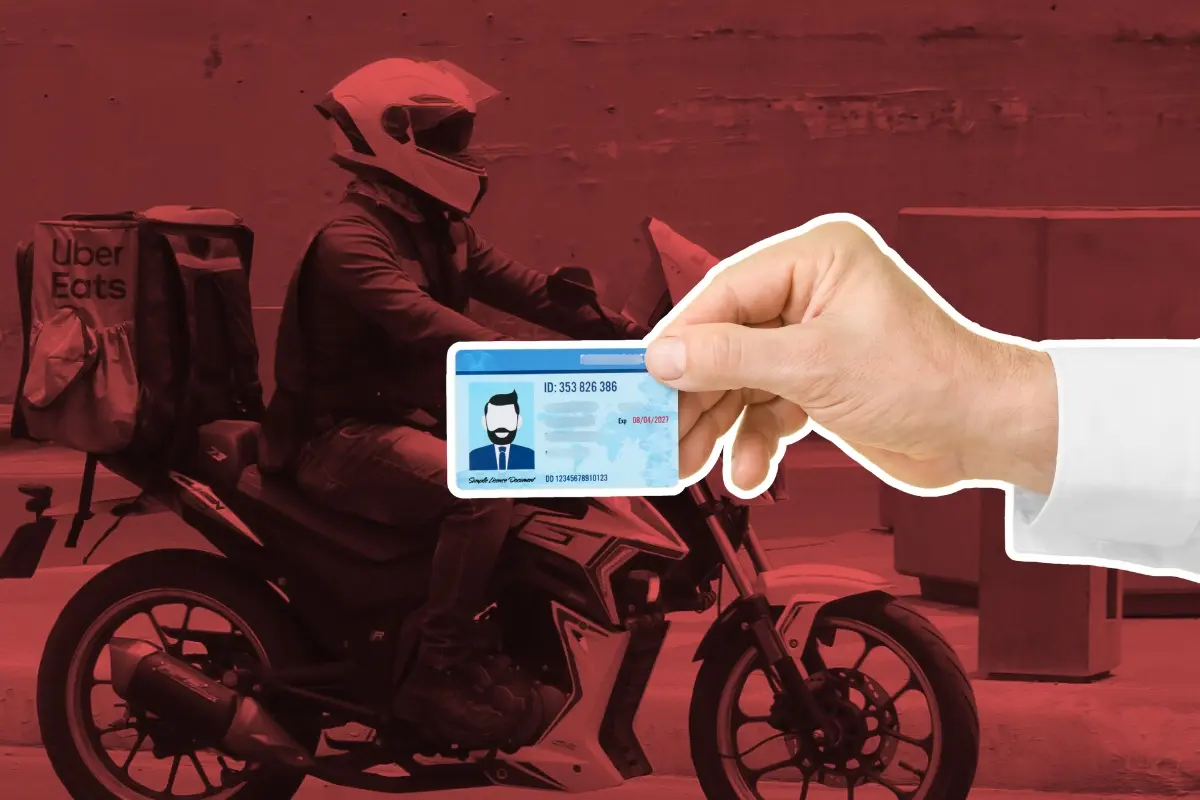 Un motociclista y una licencia de conducir. Foto: Composición Canva