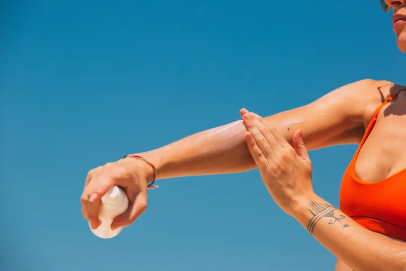 Conoce la manera de elaborar tu crema con protector solar y mantén tu piel protegida en días soleados y lluviosos. Foto: Canva