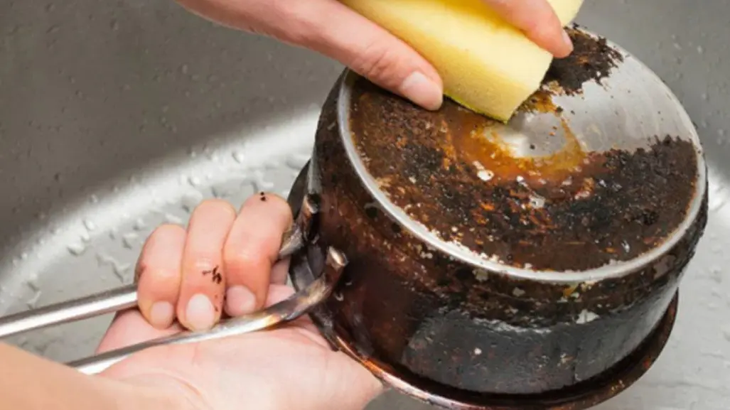Jugo de limón y sal, el truco para dejar relucientes tus sartenes quemados