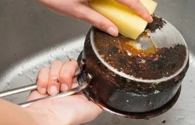 Jugo de limón y sal, el truco para dejar relucientes tus sartenes quemados