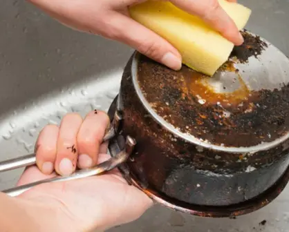 Jugo de limón y sal, el truco para dejar relucientes tus sartenes quemados