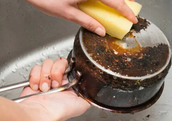 Jugo de limón y sal, el truco para dejar relucientes tus sartenes quemados