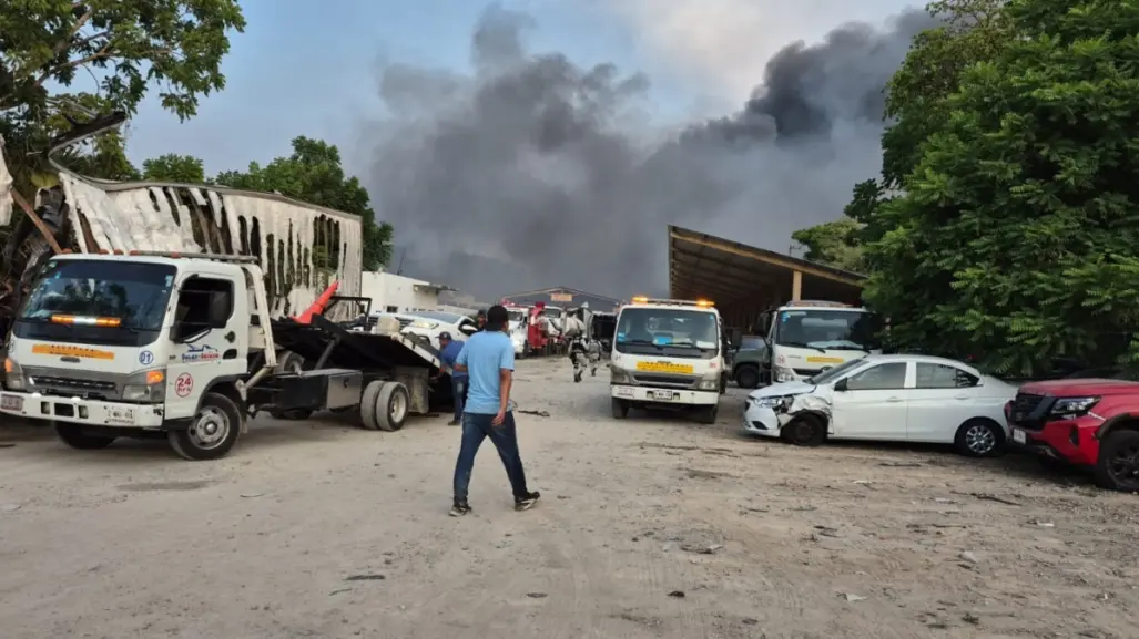 Mega incendio destruye retén de autos en Villahermosa, Tabasco | VIDEO