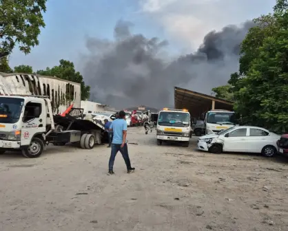 Mega incendio destruye retén de autos en Villahermosa, Tabasco | VIDEO