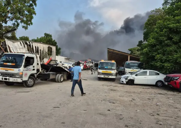 Mega incendio destruye retén de autos en Villahermosa, Tabasco | VIDEO