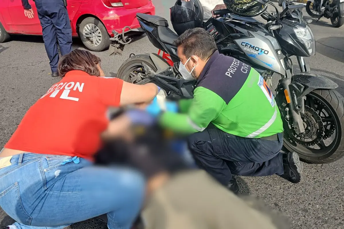 Paramédicos atendiendo al motociclista accidentado en CDMX. Foto: Ramón Ramírez