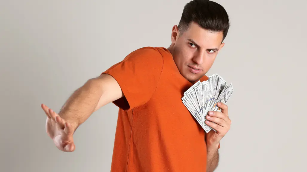 ¿Por qué algunas personas evitan gastar dinero constantemente, según expertos?