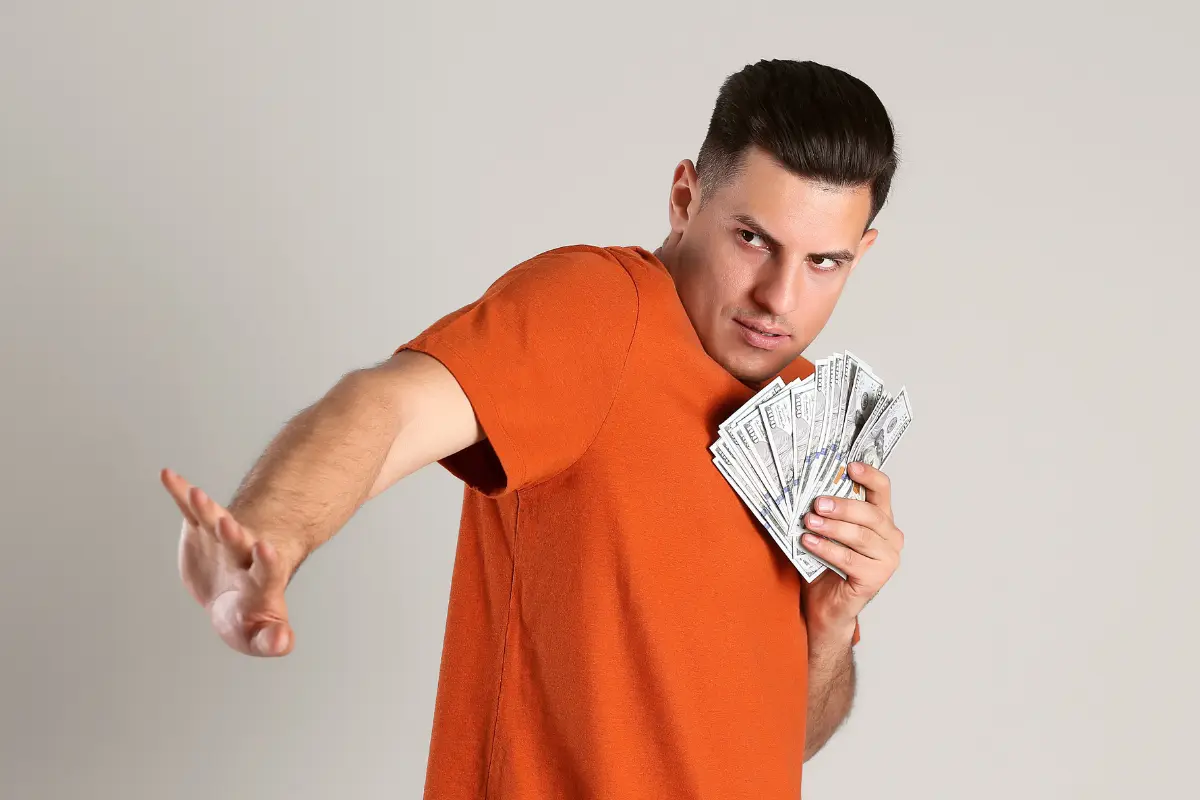La dificultad para gastar dinero puede estar relacionada con factores emocionales y experiencias pasadas que afectan nuestra gestión financiera. Foto: Canva