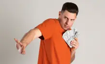 ¿Por qué algunas personas evitan gastar dinero constantemente, según expertos?