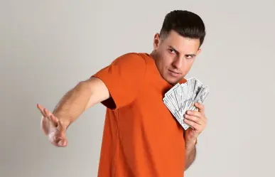 ¿Por qué algunas personas evitan gastar dinero constantemente, según expertos?