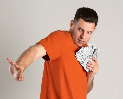 ¿Por qué algunas personas evitan gastar dinero constantemente, según expertos?