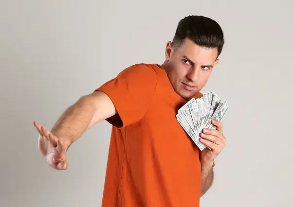 ¿Por qué algunas personas evitan gastar dinero constantemente, según expertos?