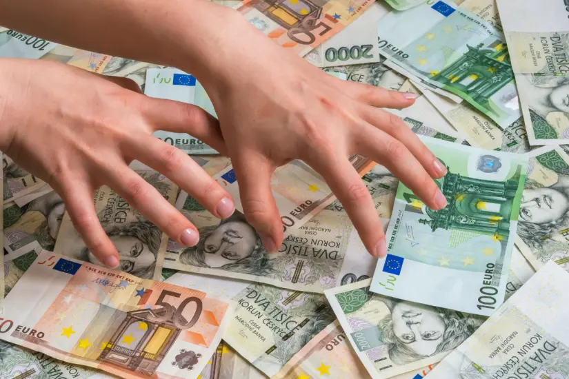 Comprender por qué algunos evitan gastar dinero puede revelar mucho sobre su historia emocional y su relación con el dinero. Foto: Canva