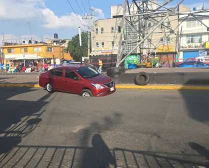 Vehículo cae en nuevo socavón en Iztapalapa; es el tercer hundimiento en el último mes