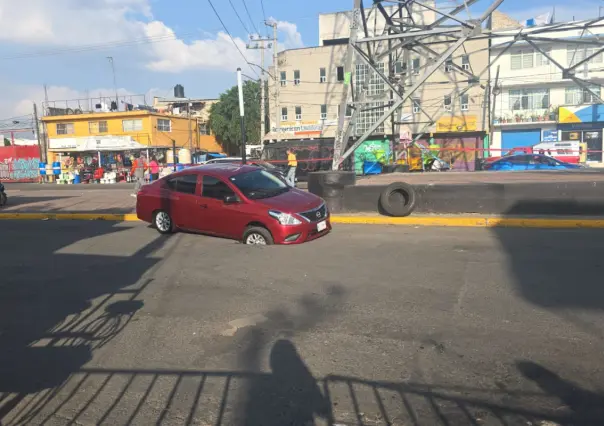 Vehículo cae en nuevo socavón en Iztapalapa; es el tercer hundimiento en el último mes