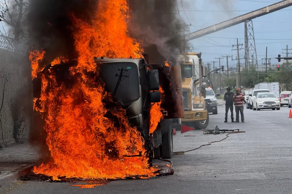 Sofocan incendio de vehículo en Monterrey. Foto: PCNL
