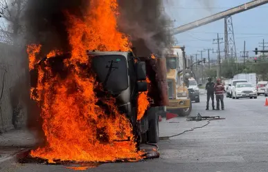 Autoridades sofocan incendio de vehículo en Monterrey