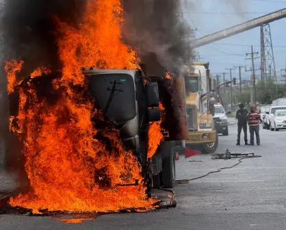 Autoridades sofocan incendio de vehículo en Monterrey