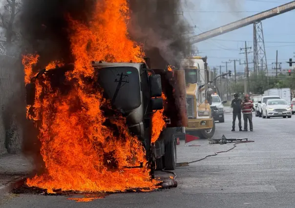 Autoridades sofocan incendio de vehículo en Monterrey