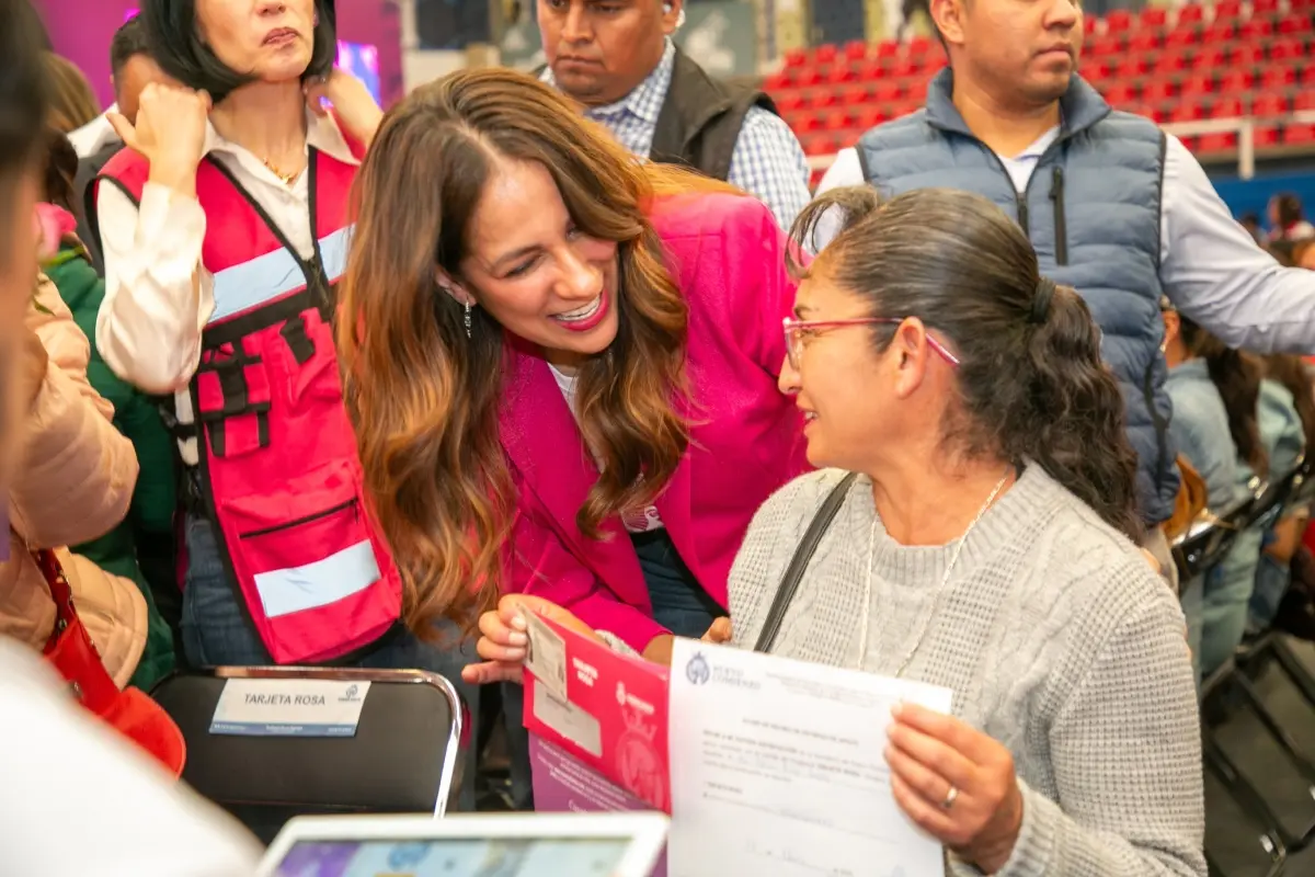 Libia Dennise entregando la Tarjeta Rosa en Guanajuato Foto: X(Twitter) @LibiaDennise