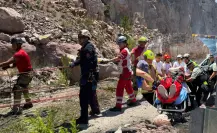 Un Guardia Nacional vuelca a profundo voladero de la Supercarretera Durango - Mazatlán; lo reportan grave