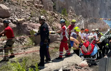 Un Guardia Nacional vuelca a profundo voladero de la Supercarretera Durango - Mazatlán; lo reportan grave