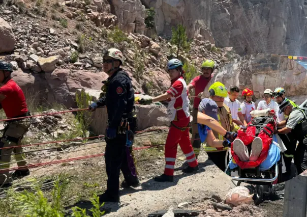 Un Guardia Nacional vuelca a profundo voladero de la Supercarretera Durango - Mazatlán; lo reportan grave