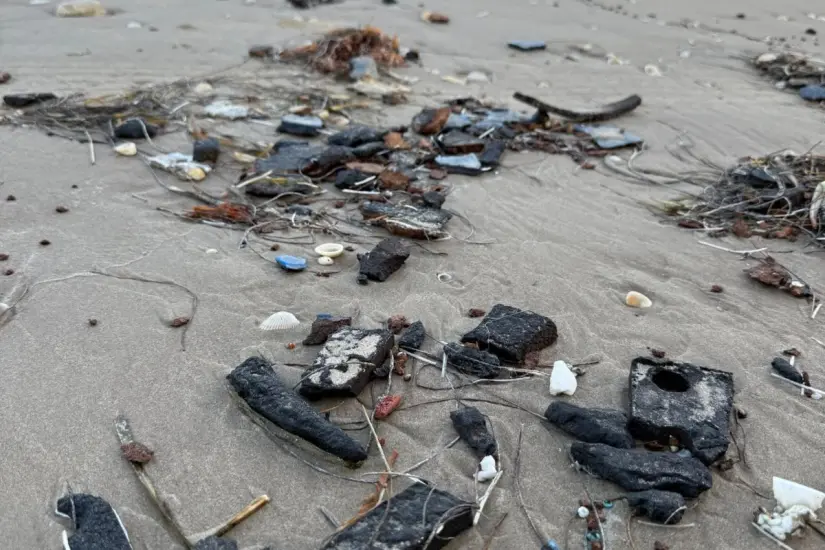 La playa se encuentra llena de basura espacial | Foto: Elías Ibarra