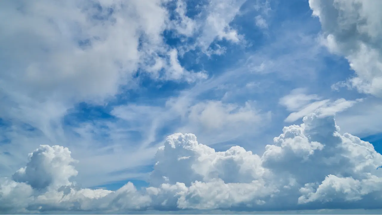 Cielo medio despejado. Foto: Canva