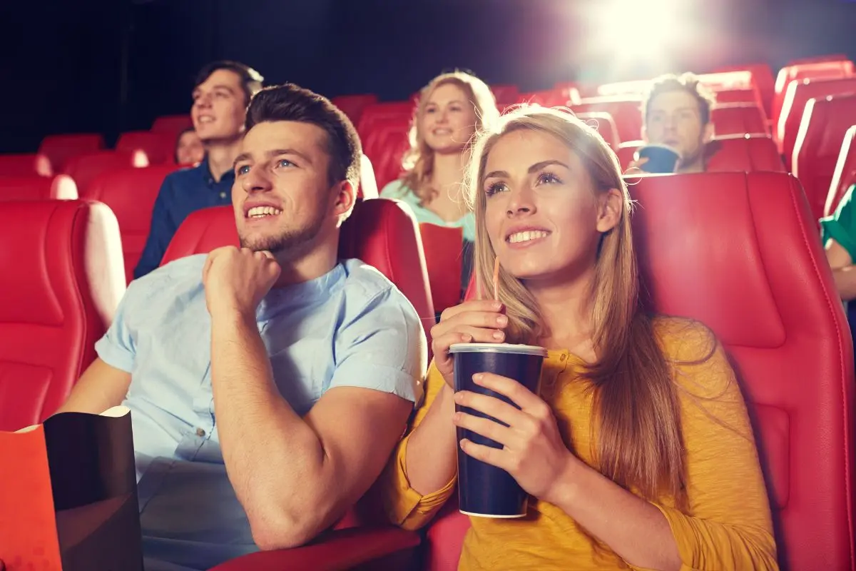 Mujeres y hombres en función de cine Foto: Canva