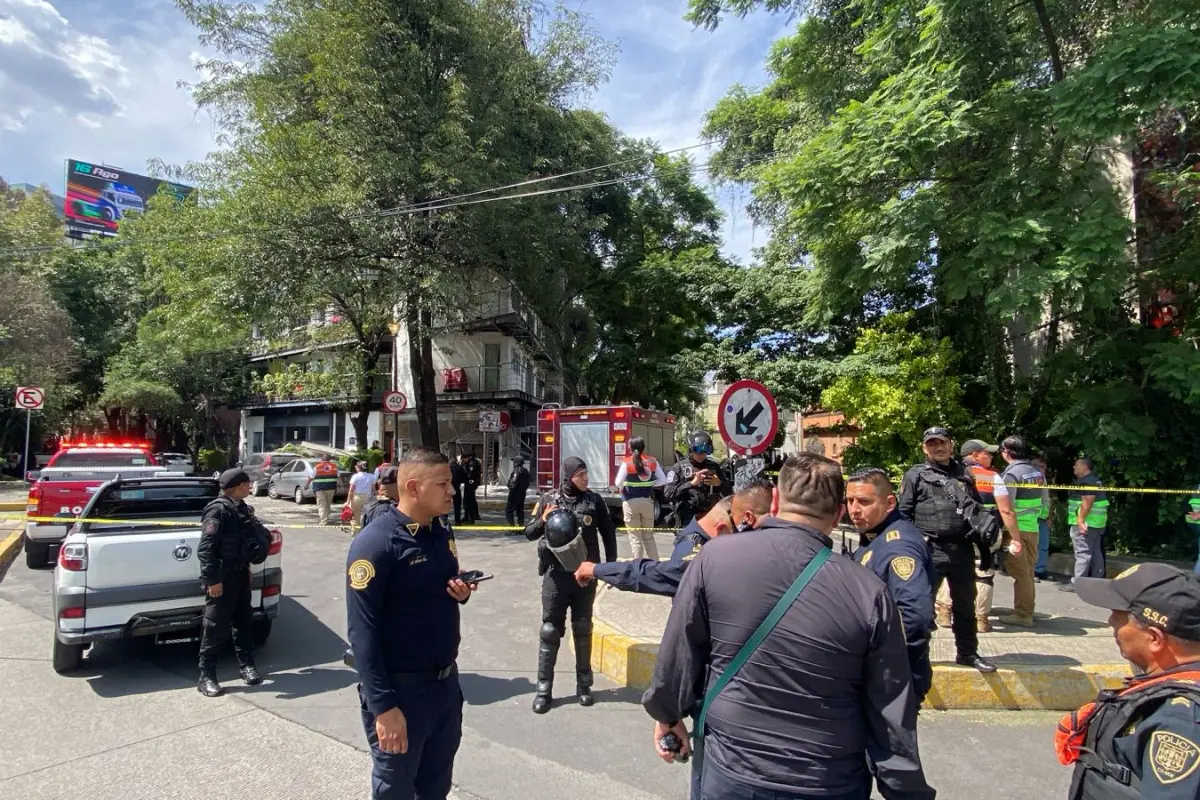 Rescate de hombre tras explosión en la Condesa. Foto: Luis Antonio Alfaro
