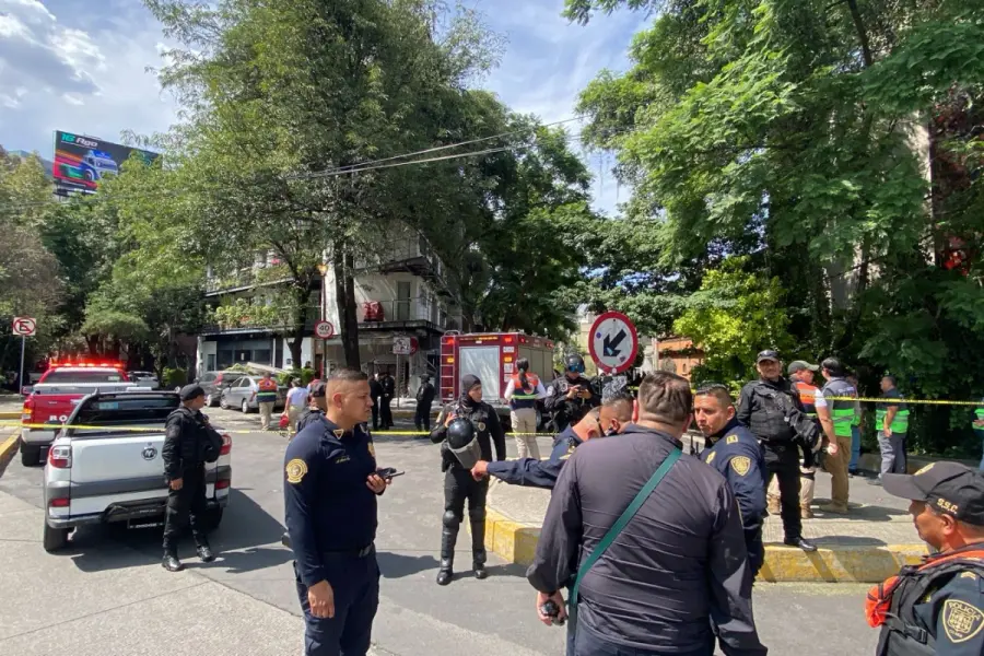 VIDEO | Momento exacto en que policías rescatan a hombre tras explosión en la Condesa