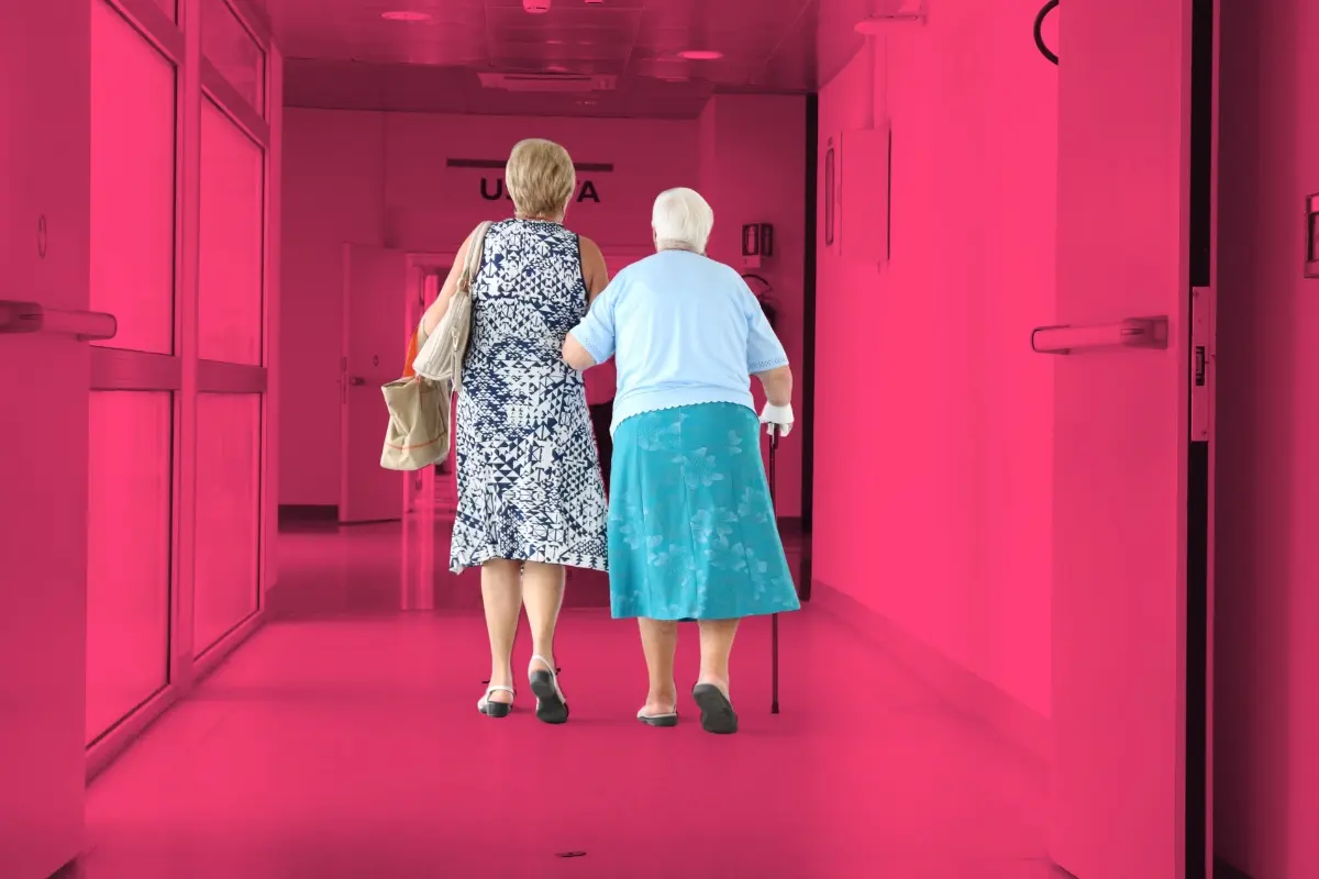 Dos mujeres en el pasillo de un hospital. Foto: Canva