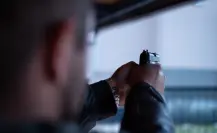 VIDEO | Captan a sujetos armados sacando a familia de su casa en Ecatepec
