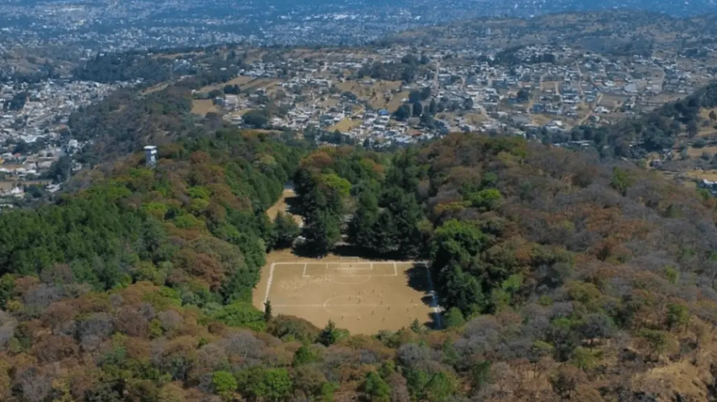 La oculta cancha de futbol en un cráter de volcán extinto donde se juega una liga en CDMX