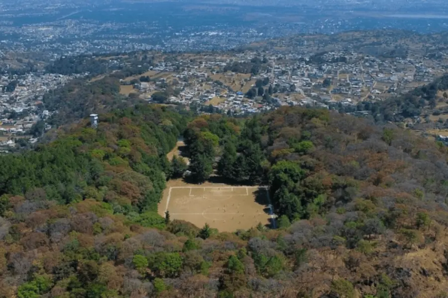 La oculta cancha de futbol en un cráter de volcán extinto donde se juega una liga en CDMX