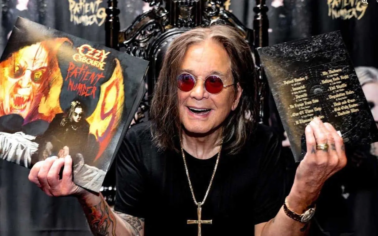 Ozzy Osbourne develó su estrella en el Paseo de la Fama de Hollywood el 12 de abril de 2002. Foto. Especial.