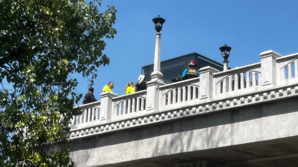 Policías de Durango asisten a mujer en crisis en Puente de Analco 