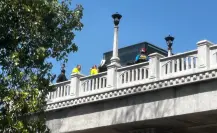 Policías de Durango asisten a mujer en crisis en Puente de Analco 