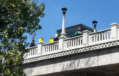 Policías de Durango asisten a mujer en crisis en Puente de Analco 