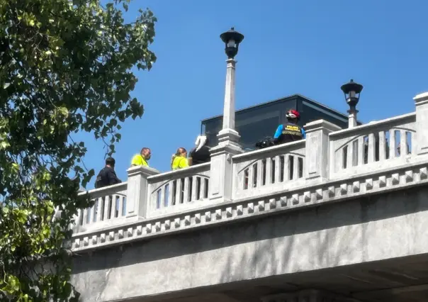 Policías de Durango asisten a mujer en crisis en Puente de Analco 