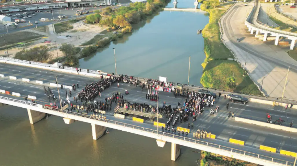 Militarizan Puente Internacional de Laredo, Texas, activistas mexicanos protestan