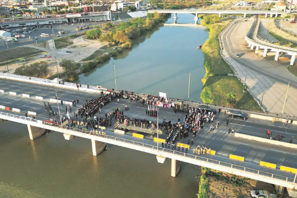 Activistas y figuras políticas mexicanas se manifestaron frente a una tanqueta militar estadounidense colocada justo en la línea fronteriza. Foto: Protección Civil